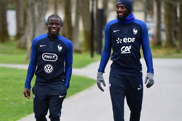 Ảnh bài viết Khi N'Golo Kante đối đầu Tiemoue Bakayoko