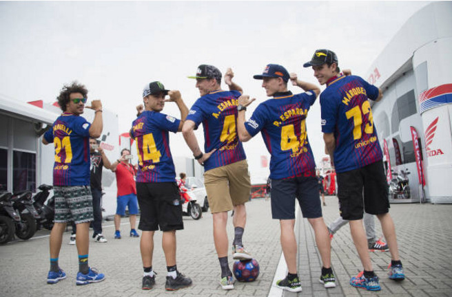 Mặc áo Barcelona, sao MotoGP 'quậy nát' đường phố Hà Lan