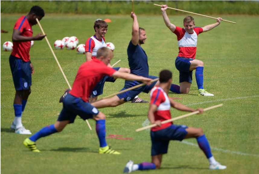 Ảnh bài viết U21 Anh múa gậy lấy tinh thần trước ngày gặp Đức