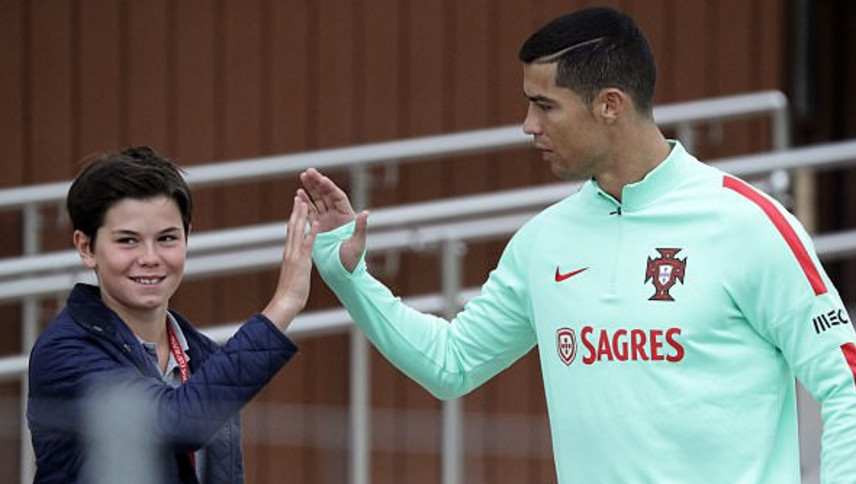 Ảnh bài viết Fan phấn khích vì được đập tay Ronaldo ngay trên sân tập