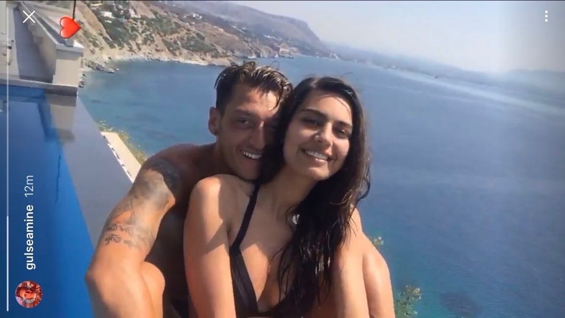 Mesut Oezil "tình tứ" cùng hoa hậu Thổ Nhĩ Kỳ