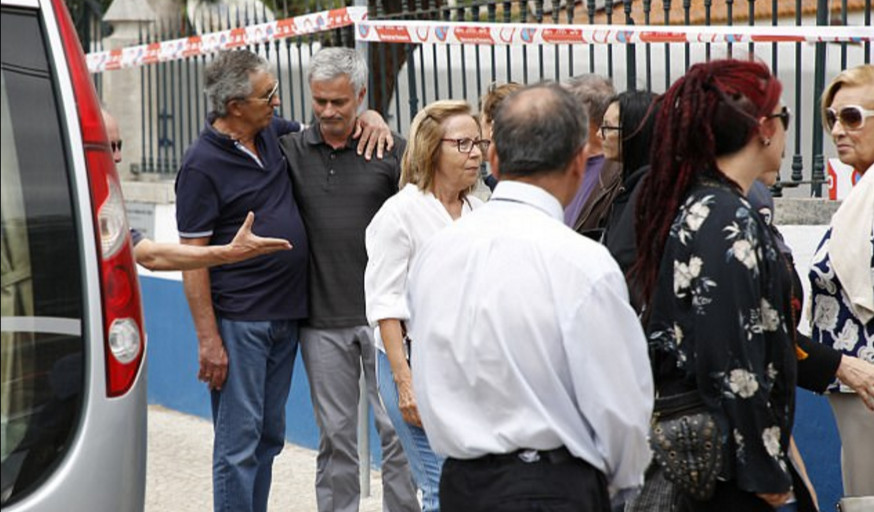 Ảnh bài viết Mourinho nén đau trở lại quê nhà chịu tang