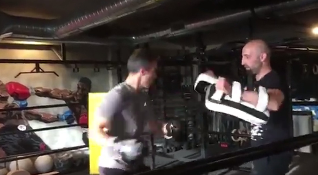 Ảnh bài viết Tương lai bất định, cựu sao Man Utd giải sầu với Boxing