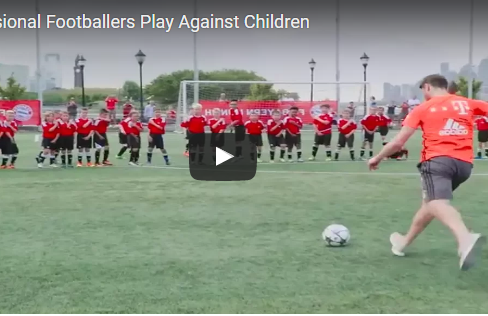 Ảnh bài viết Chết cười với những lần các ngôi sao chơi bóng cùng trẻ em