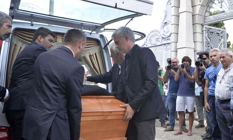 Ảnh bài viết Mourinho đau xót tiễn cha đi về nơi yên nghỉ