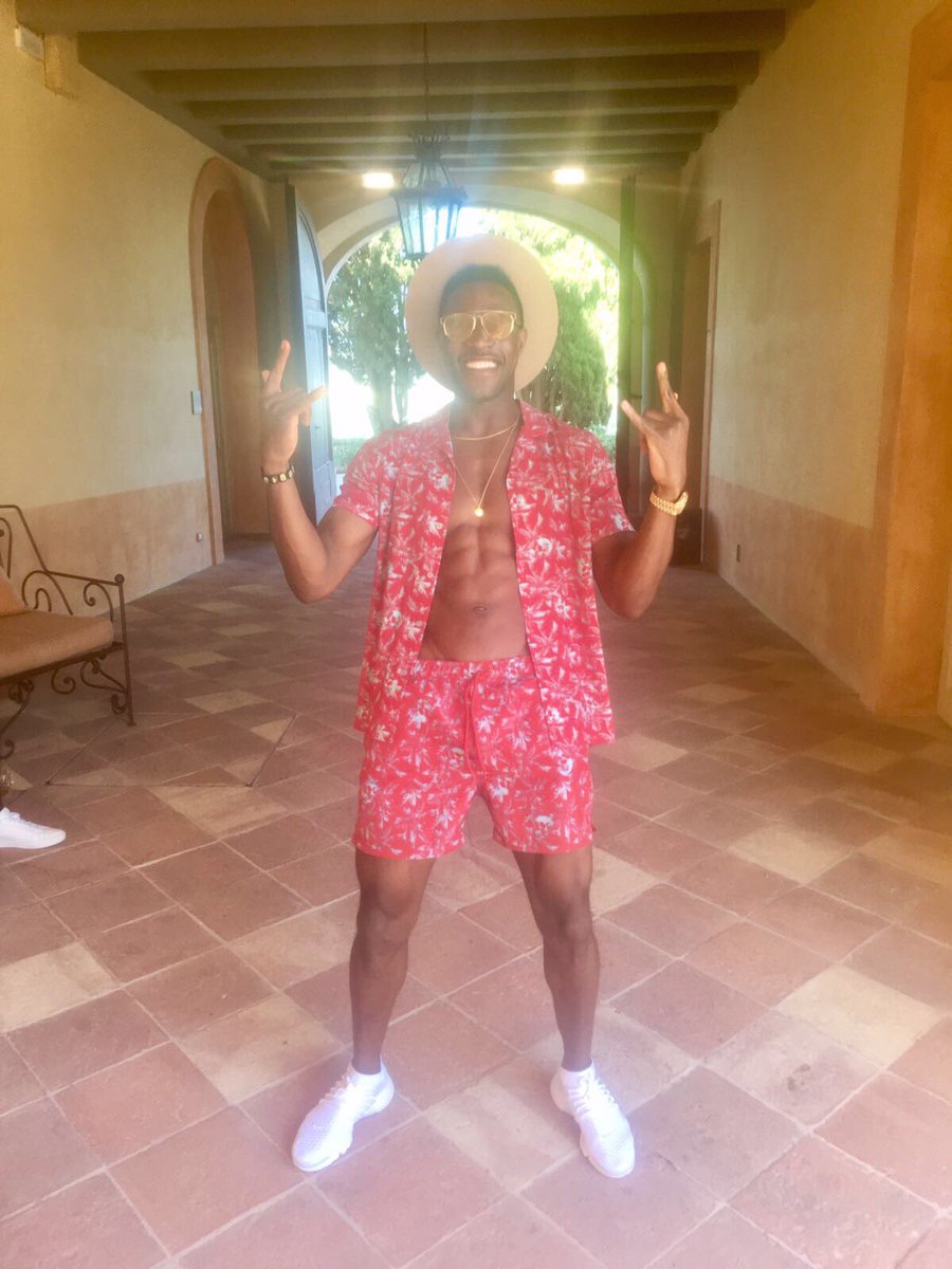 Ảnh bài viết Welbeck khoe gu ăn mặc "cực chất" ở đám cưới đồng đội