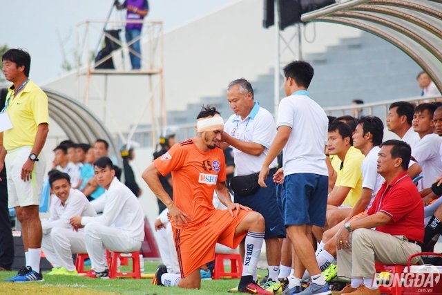 Ảnh bài viết Vòng 15 V-League: Kungfu, phản lưới và sự sụp đổ của một “đế chế” cũ  