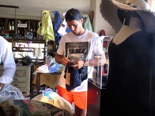 Ảnh bài viết Alvaro Morata sắm sửa quần áo, sắp cập bến Man Utd