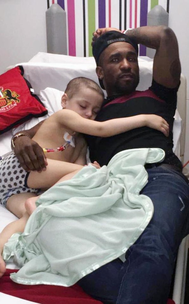Chú bé mascot của Jermain Defoe đang nguy kịch