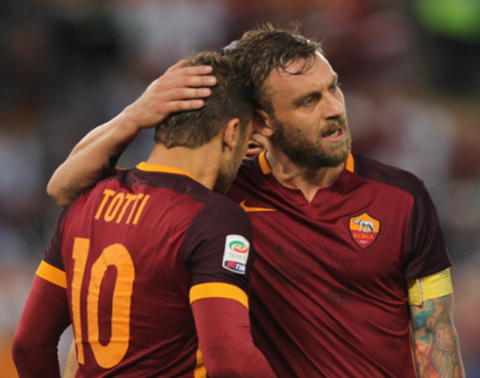 Ảnh bài viết De Rossi âm thầm trở lại Roma, Totti thẳng tiến lên sân khấu
