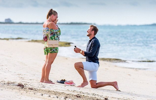 Màn cầu hôn đậm chất ngôn tình của Harry Kane trên bờ biển