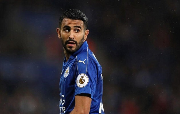 Ảnh bài viết Mahrez tranh thủ chơi bóng phủi khi về thăm quê