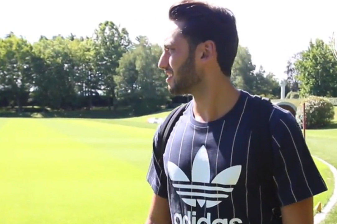 Calhanoglu ngượng ngùng tham quan 'nhà' mới tại Milan 