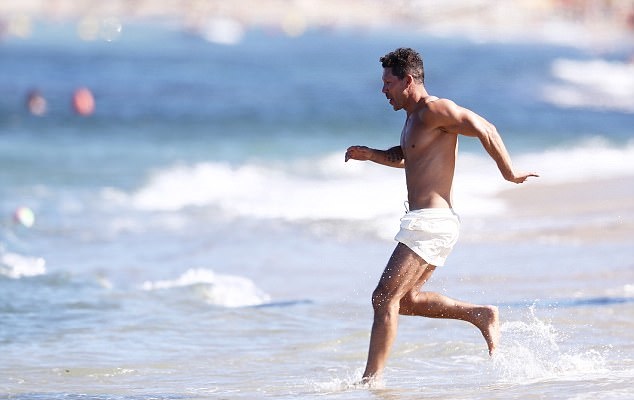 Ảnh bài viết HLV Simeone khoe body cường tráng, đến CR7 cũng phải ngước nhìn