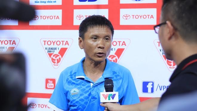HLV Võ Đình Tân nói gì về trọng tài sau chiếc thẻ đỏ của Chaher?