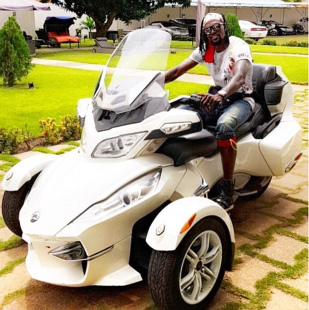 Ảnh bài viết Adebayor khoe những mẫu xe độc nhất vô nhị