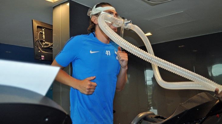 Ảnh bài viết Cầu thủ Tottenham 'đeo ống thở' trong ngày đầu tập trung