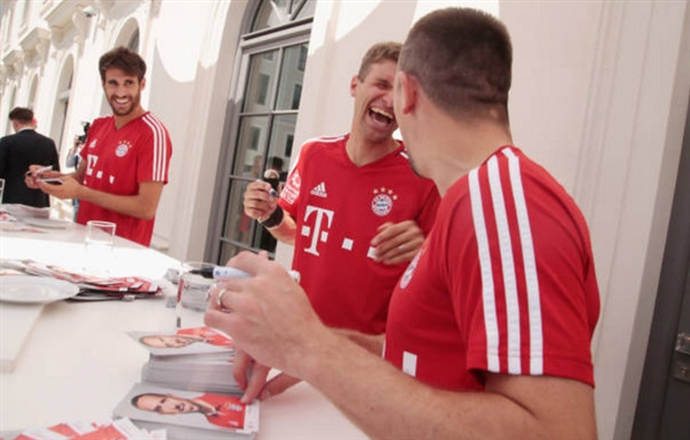 Muller, Ribery phấn khích vì mỏi tay ký tặng NHM