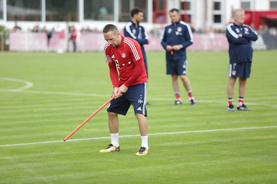 Ảnh bài viết Trở lại tập luyện, Bayern Munich dùng gậy đánh bóng