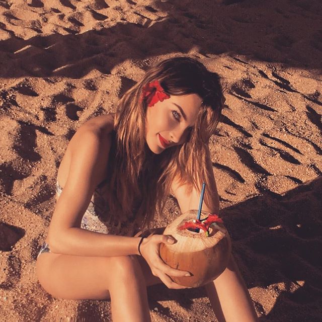 Belinda thu hút mọi ánh nhìn trên bãi biển