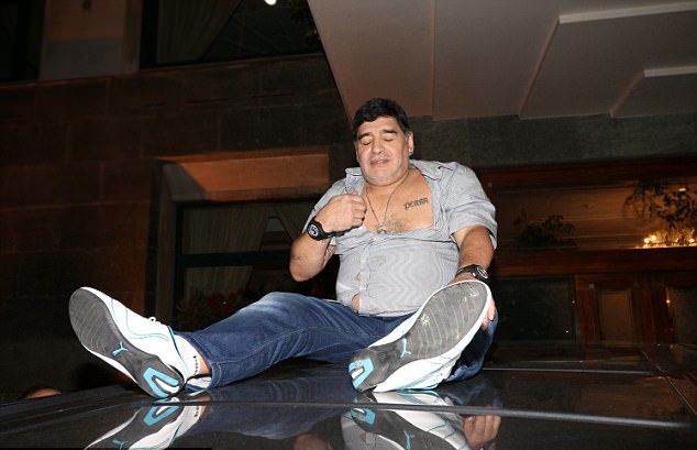 Ảnh bài viết 'Cậu bé vàng' Maradona quẩy tung nóc xe ngày trở lại Napoli