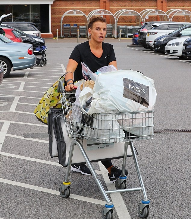 Coleen Rooney tất bật chuẩn bị hành lý cho chồng chuyển đến Everton