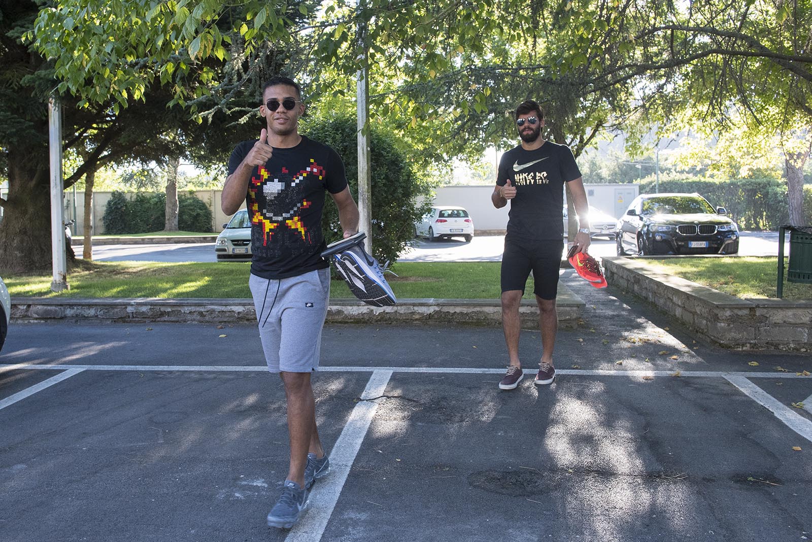 Các sao AS Roma 'tay xách nách mang' trong ngày đầu tập trung