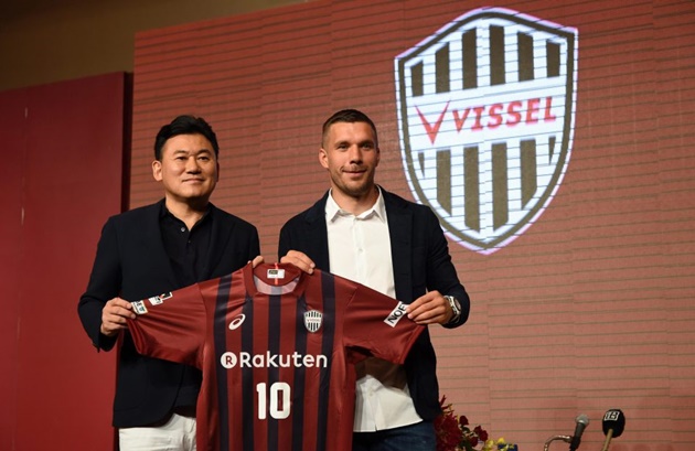 Lukas Podolski cười mỏi miệng trong ngày mắt khán giả Nhật Bản