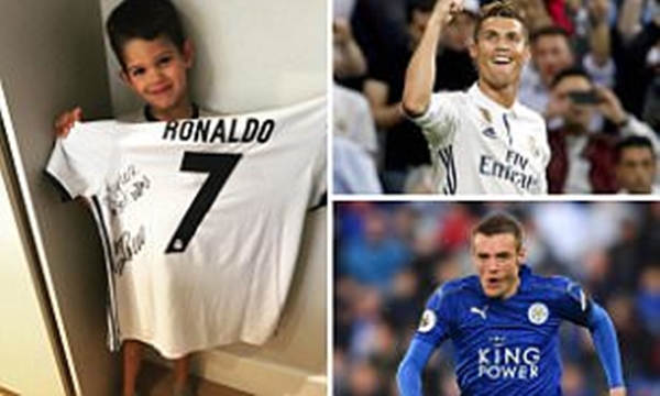 Ronaldo tặng quà cho con trai đồng nghiệp
