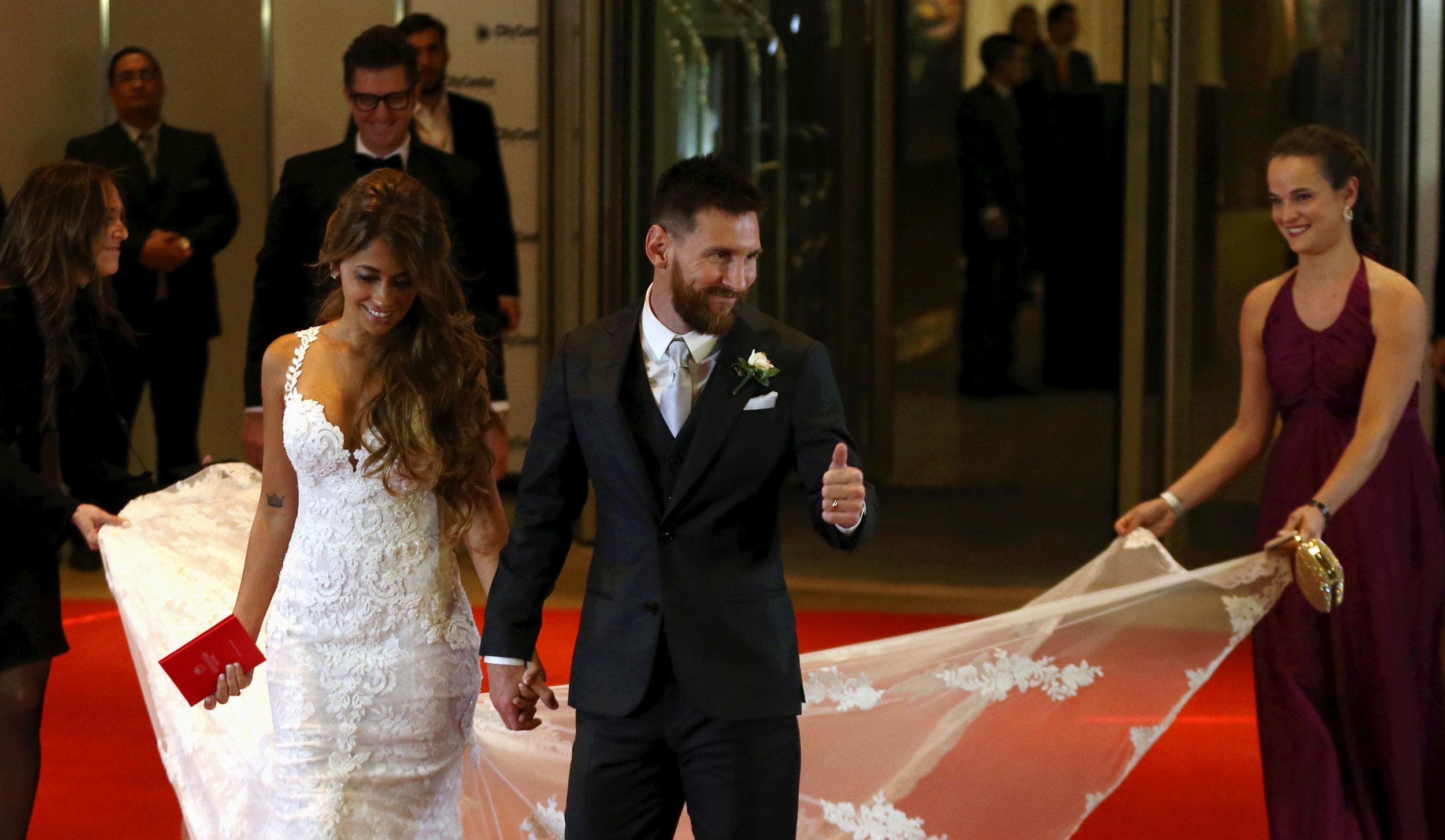 Messi tặng đồ ăn, thức uống thừa sau hôn lễ