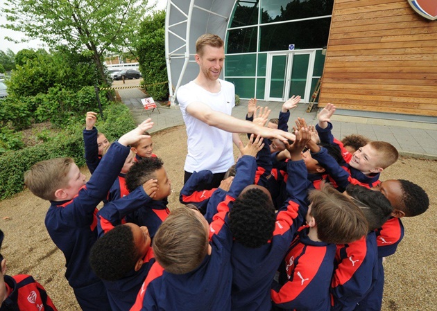 Ảnh bài viết Per Mertesacker ghé thăm học viện Arsenal, sẵn sàng cho vai trò mới