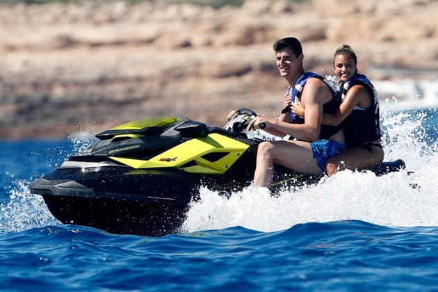 Thibaut Courtois ghi điểm với bạn gái bằng tài lái cano