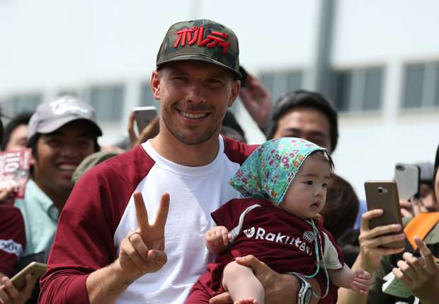 Vì sao Podolski rời 'trời Âu', sang châu Á chơi bóng?