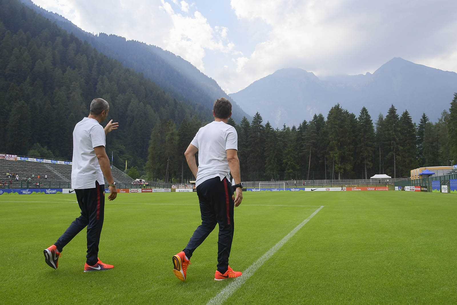 Chán thủ đô, AS Roma kéo nhau lên 'núi' tập luyện