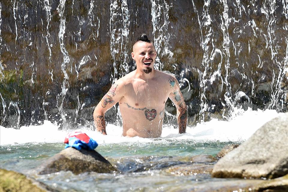 Hamsik cùng đồng đội 'khoe thân' bên dòng thác