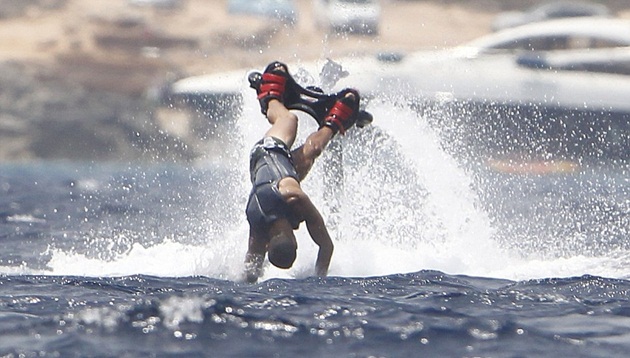 Ảnh bài viết Ronaldo lộn nhào trên biển vì trò flyboarding