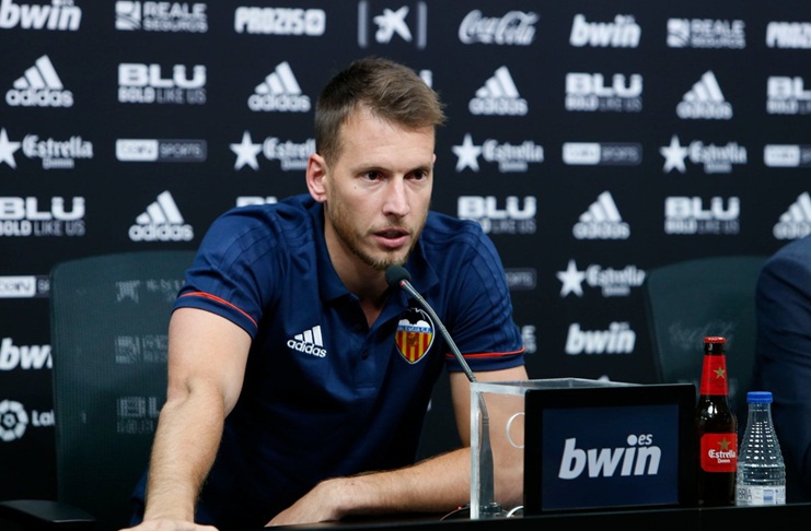 Thoát khỏi cái bóng của Buffon, Neto rạng ngời ra mắt Valencia