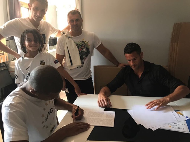 Ảnh bài viết Kylian Mbappe khoe ảnh ở sân bay, thông báo ở lại Monaco?