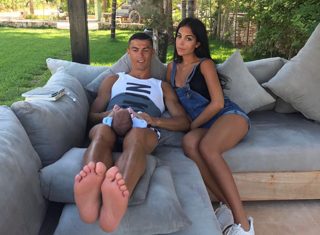 Ronaldo tận hưởng kỳ nghỉ hạnh phúc bên gia đình