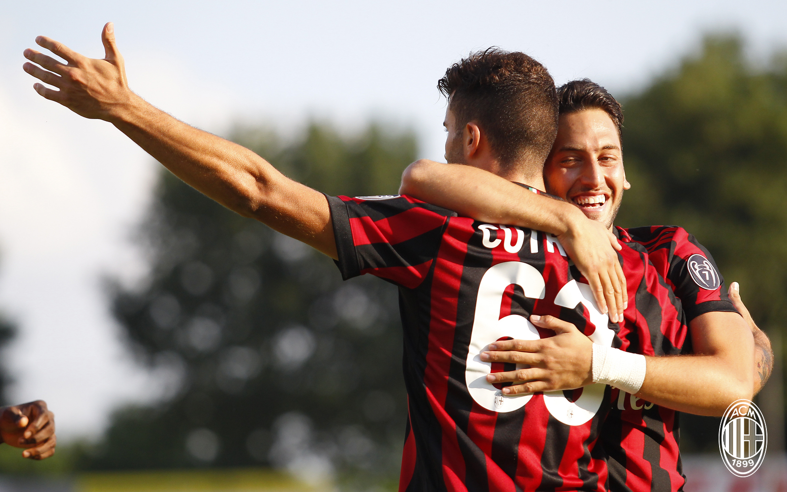 Dàn sao trẻ Milan làm lu mờ các tân binh 'chục triệu Euro'
