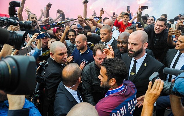 Ảnh bài viết Ra mắt PSG, Dani Alves được chào đón như ông hoàng