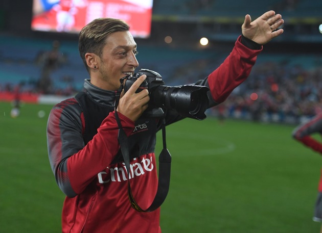 Ozil tập làm nhiếp ảnh gia, Arsenal tập trước trận Western Sydney Wanderers