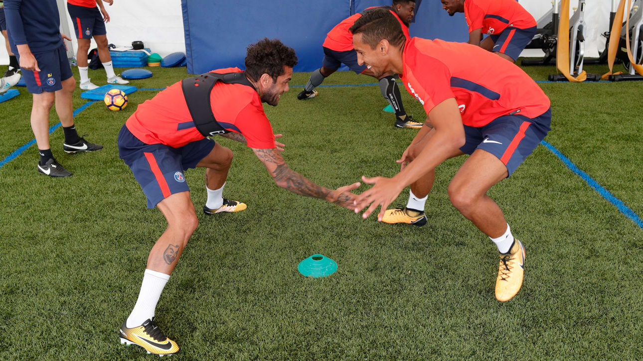 Alves 'dính như sam' với Marquinhos trong ngày đầu tập luyện ở PSG