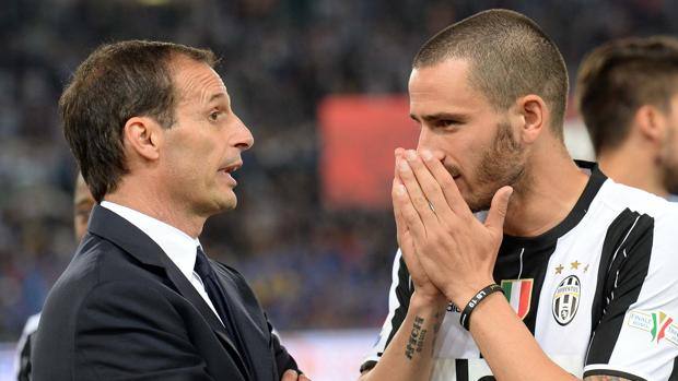 Bố già Moggi khẳng định có mâu thuẫn giữa Bonucci và Allegri