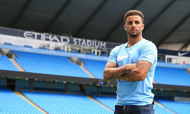 Ảnh bài viết Kyle Walker ra mắt Man City, Pep Guardiola cười tươi rói