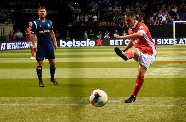 Ảnh bài viết Star Sixes ngày thứ hai, Huyền thoại Anh có chiến thắng đầu tay