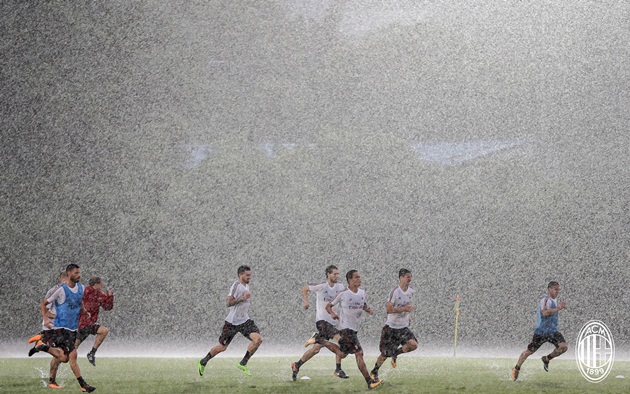 Ảnh bài viết Sao AC Milan đội mưa luyện tập, sếp lớn hài lòng