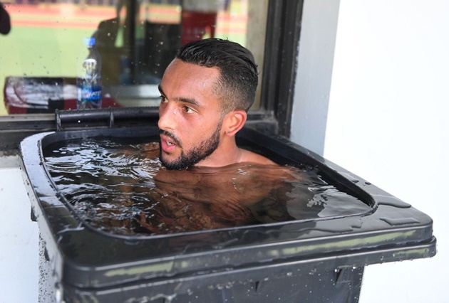 Ảnh bài viết Chuẩn bị đấu Bayern, Walcott tắm trong "thùng rác"