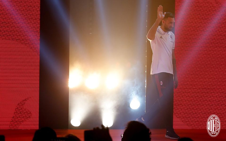 Ảnh bài viết Dàn sao Milan ra mắt hoành tráng tại Quảng Châu