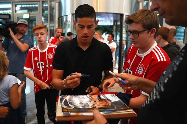 Ảnh bài viết James Rodriguez kí mỏi tay trước ngày lên đường du đấu
